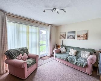 Lovely 4 Berth Chalet To Hire In Hemsby - Great Yarmouth - Living room