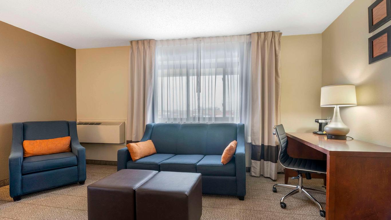 Comfort Inn & Suites North At The Pyramids