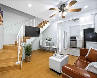 Elegant Beachside 2 Bed 2 Bath - Long Beach - Stue