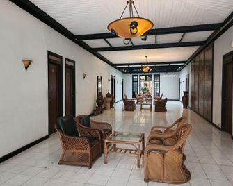 Urbanview Hotel Crown Tasikmalaya by RedDoorz - Tasikmalaya - Lobby