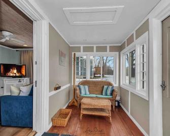 Beachglass Cottage - Family Friendly Kids and Pets - New Buffalo - Living room