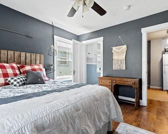 Modern meets cozy - minutes from downtown. - Rapid City - Bedroom