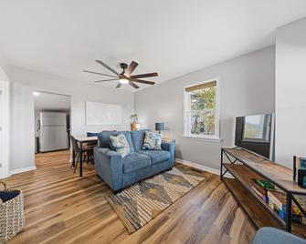 Mountain View Bungalow in Front Royal - Front Royal - Living room