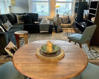 Peacock Suite at historic 123 South Washington - Saint Croix Falls - Lounge
