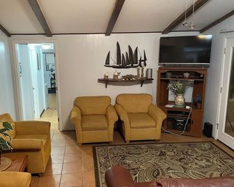 Charming 3-bedroom house in brilliant Riviera with AC, WiFi, and Private pier! - Riviera - Sala de estar