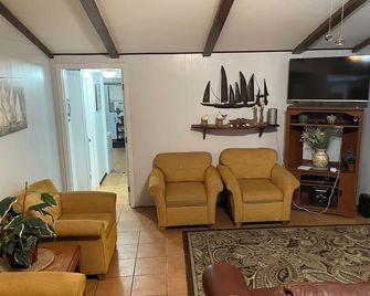 Charming 3-bedroom house in brilliant Riviera with AC, WiFi, and Private pier! - Riviera - Sala de estar