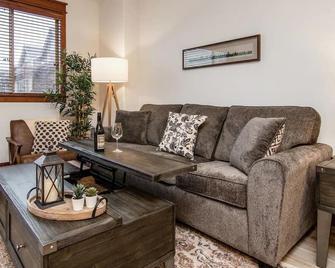 Modern Riverstone Condo with Grand Deck - Steps to Shops, Restaurants, Trails and River - Coeur d'Alene - Sala de estar