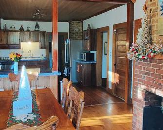1900 Farmhouse living - Gray - Kitchen