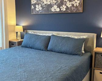Cozy 3BD, 1.5 Bath Bungalow with Pergola Near Denver Airport - Denver - Habitación