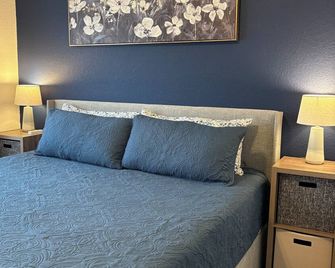 Cozy 3BD, 1.5 Bath Bungalow with Pergola Near Denver Airport - Denver - Bedroom