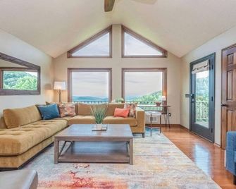 Prayer Mountain View Cabin | Fire Pit - Moravian Falls - Living room