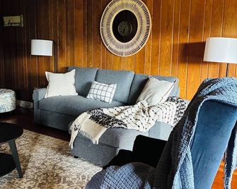 Charming Farmhouse 10 acres near MidOH Race, Clear Fork & Mt Gilead State Parks - Galion - Sala de estar