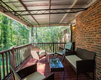 Entire Ranch Home special rate - sleeps 6 - Buford - Balkon