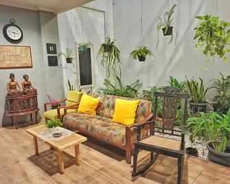 Manggolo Homestay Syariah - Yogyakarta - Living room