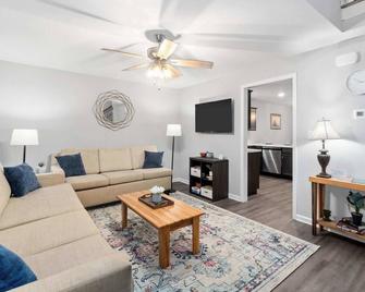 1-Mile to Downtown Clarksville Cozy in Queen-City - Clarksville - Sala de estar