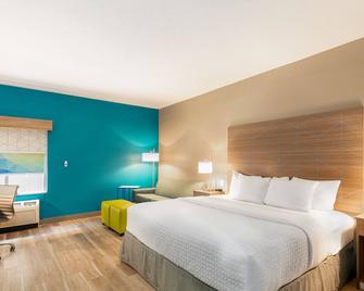 La Quinta Inn & Suites by Wyndham Shawnee - Shawnee - Bedroom