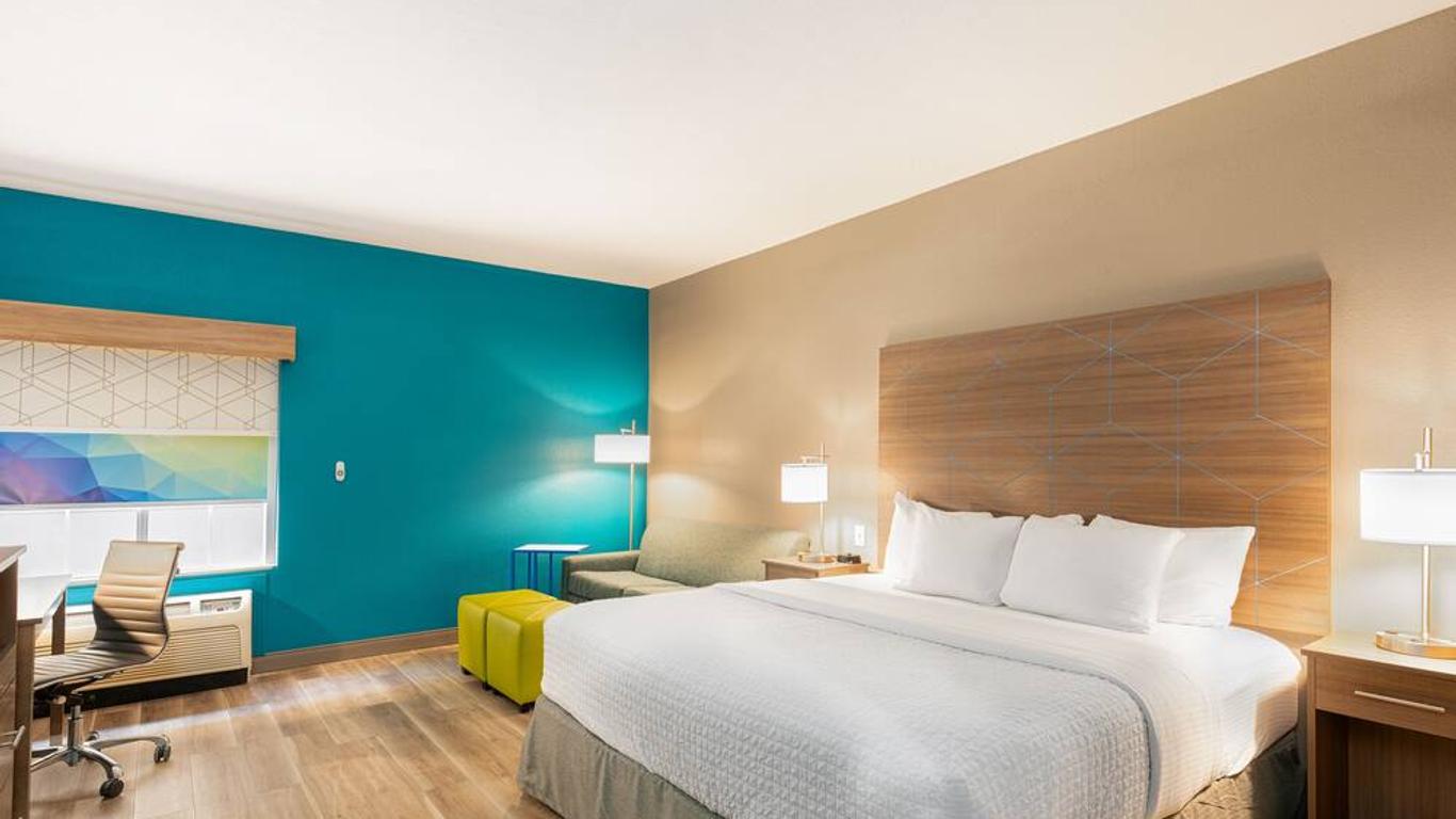 La Quinta Inn & Suites by Wyndham Shawnee