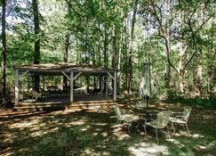 Cozy Cottage with Guest House, Gazebo and Deck - Abita Springs - Patio