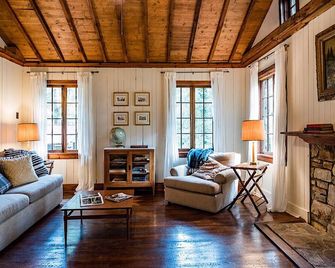 Majestic Getaway Cabin near Wake Forest University - Winston-Salem - Living room