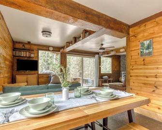 Thompson Cabin - Charming Salmon Riverfront A-Frame Oasis w/ fireplace - Welches - Dining room