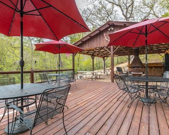 NEW Luxury Home overlooking Meramec River w Game Room, Private River Access - Cuba - Balcony
