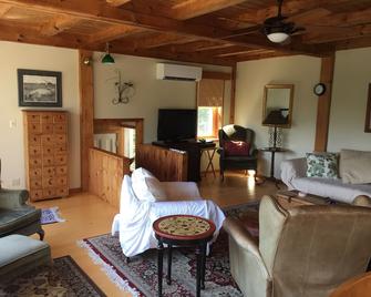 Beautiful Private Home, Close to Beaches, Pet Friendly. - Kennebunkport - Living room
