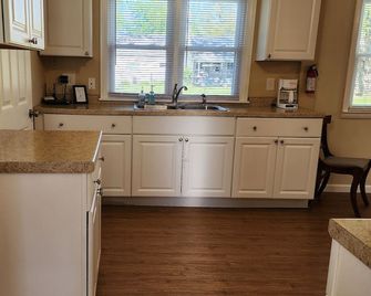 Cozy Lexington cottage! Stroll down to the sandy beach of Lake Huron! - Lexington - Cocina