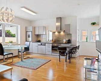 Elegant Apartment in Innsbruck near Golden Roof - Innsbruck - Kitchen