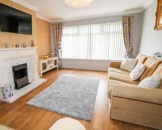 Hazel Cottage, Portrush - Portrush - Living room