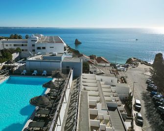 Carvi Beach Hotel - לאגוס - בריכה
