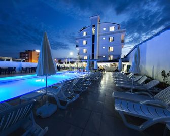 薩爾普酒店 - 貝萊克 - 貝萊克 - 游泳池