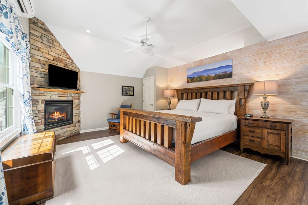 The Blue Ridge Cottage is a second floor room steps from the Main Inn. It has its own private deck and entrance which offer wooded and valley views. This cottage has a private 4 person Sundance Spa tub, and an outdoor propane fire pit. It features a - Lexington - Chambre