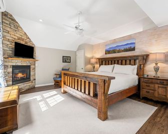 The Blue Ridge Cottage is a second floor room steps from the Main Inn. It has its own private deck and entrance which offer wooded and valley views. This cottage has a private 4 person Sundance Spa tub, and an outdoor propane fire pit. It features a - Lexington - Bedroom