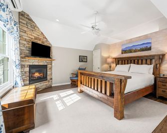 The Blue Ridge Cottage is a second floor room steps from the Main Inn. It has its own private deck and entrance which offer wooded and valley views. This cottage has a private 4 person Sundance Spa tub, and an outdoor propane fire pit. It features a - Lexington - Chambre