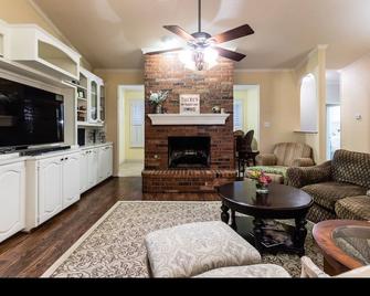 Shady Ranch home, quiet area, family friendly with pool. - Coppell - Living room