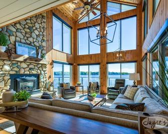 Expansive luxury cottage on Pigeon Lake! 2 Bunkies, Watertoys and Firepits! - Buckhorn - Sala de estar