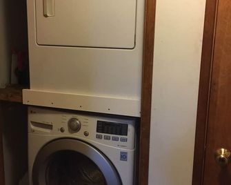 private entrance 1 bedroom/bath by airport & shopping Fairbanks with WiFi - Fairbanks - Wasserette