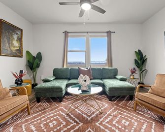 Modern Farmhouse Retreat W Patio Yard Twr 103 - Lockhart - Sala de estar