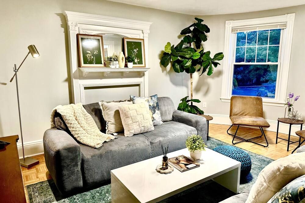 Family Retreat - Stunning 5br-2ba With Parking/ Near Savin Hill Station - بوسطن - غرفة معيشة
