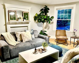 Family Retreat - Stunning 5br-2ba With Parking/ Near Savin Hill Station - Boston - Sala de estar
