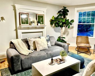 Family Retreat - Stunning 5br-2ba With Parking/ Near Savin Hill Station - بوسطن - غرفة معيشة