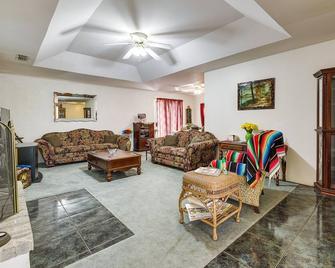Remote Pet-Friendly Harlingen House! - Harlingen - Sala de estar