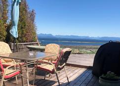 Seaside Cottage, Private, Hot Tub, Gas Fireplace, Hotel Zoned Property - Campbell River - Patio