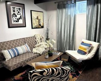 Modern Ranch near Knapp Center, Downtown - Des Moines - Living room