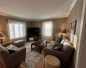 Perfect for the whole family, 1 mile to the beach, firepit & spacious kitchen! - Muskegon - Living room