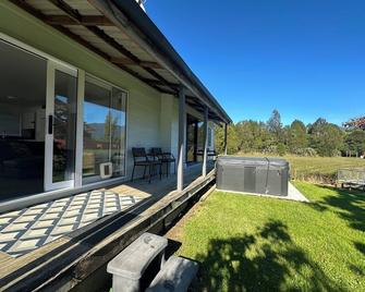 Town location, rural stay - Takaka - Innenhof
