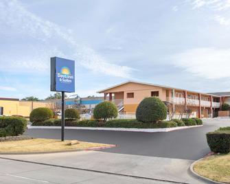 Days Inn & Suites by Wyndham Arlington Near Six Flags - Arlington - Building