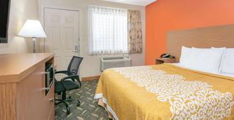 Days Inn & Suites by Wyndham Arlington Near Six Flags - ארלינגטון - חדר שינה