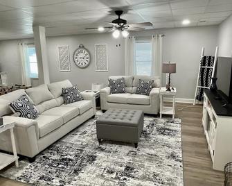 Bama Creek House - Book Now for Football! - Tuscaloosa - Living room