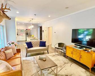 Villa Catskills - 6 bedroom, 4 bathrooms, hot tub, movie room, Windham 10min - Prattsville - Living room